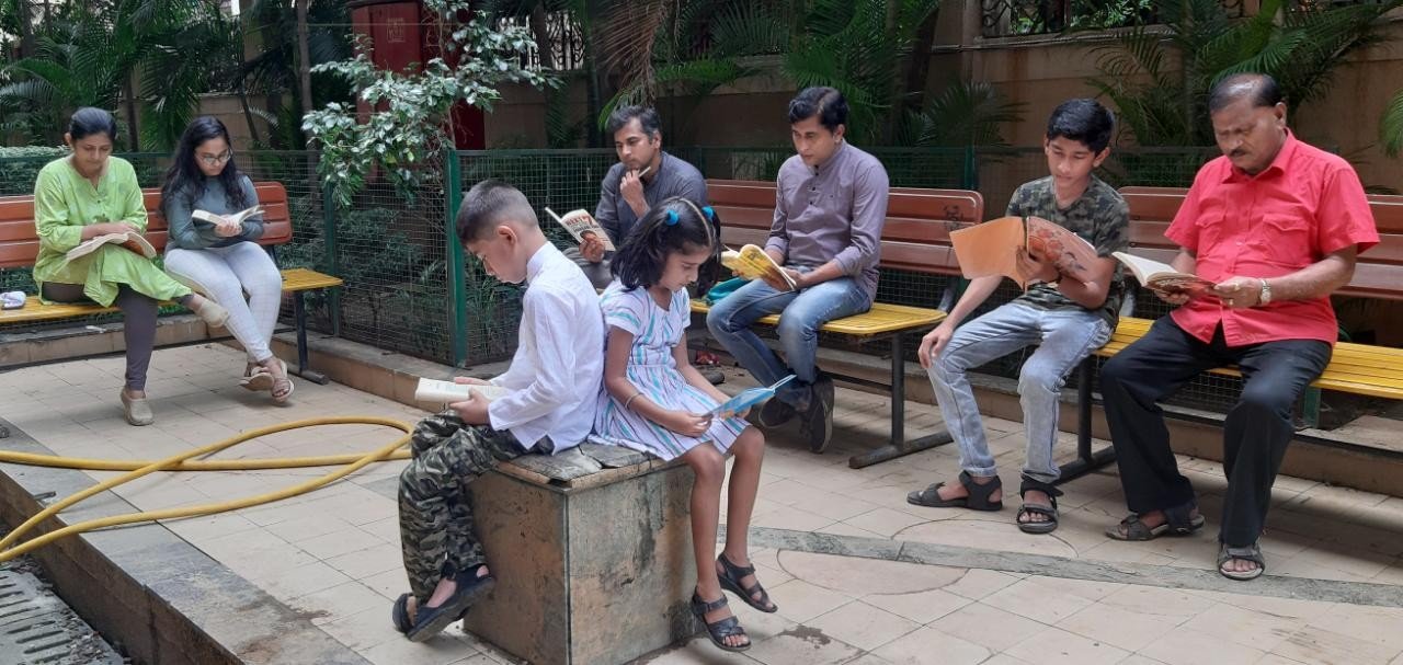 वाचन संस्कृती जपण्यासाठी कल्याणचं हे संपूर्ण ‘कुटूंबच रंगलंय वाचनात’